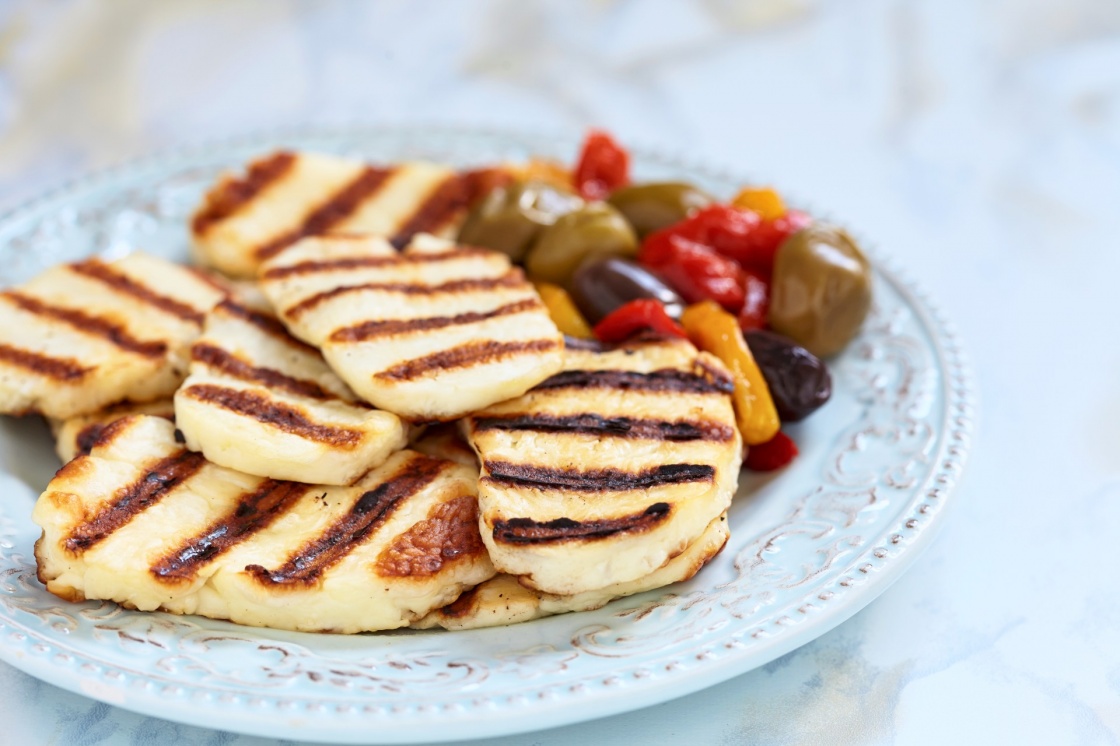 'Grilled halloumi cheese with olives and pepers' - кипр